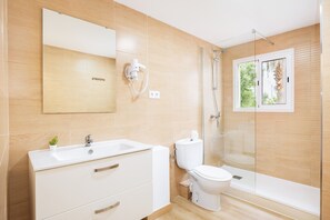 Shower, hair dryer, towels - “Felipe 1-5” Apartment with Terrace, Shared Pool & Wi-Fi (Tourist Taxes Included) (Cala Dor)