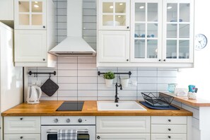 Studio (Studio Apartment with Balcony) | Cuisine privée