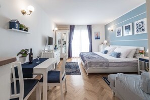 开间 (Studio Apartment with Balcony) | 住宿内部