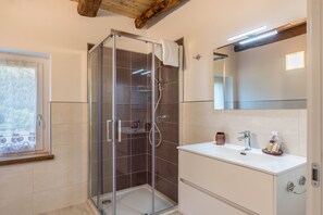 Douche, sĂšche-cheveux, serviettes fournies