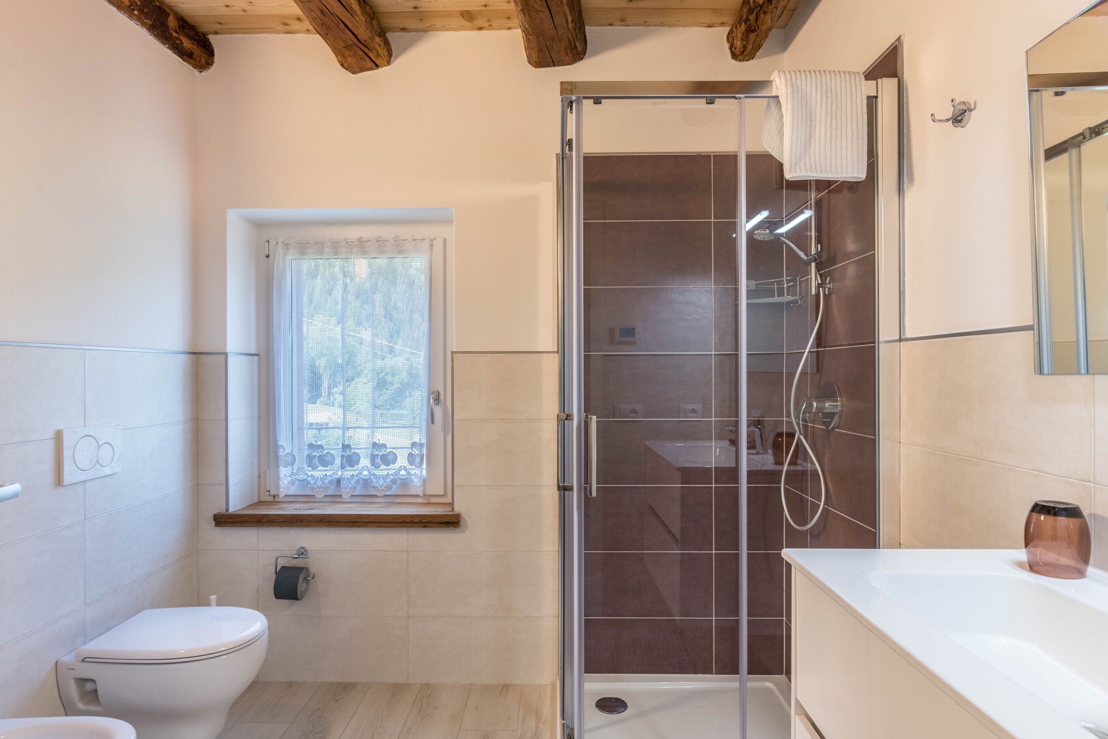 Douche, sèche-cheveux, serviettes fournies