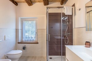 Douche, séchoir à cheveux, serviettes fournies