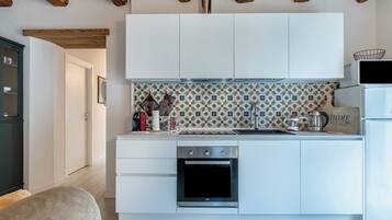 KĂŒhlschrank, Mikrowelle, Ofen, Herdplatte