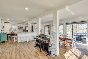 Réfrigérateur, micro-ondes, plaque de cuisson, lave-vaisselle