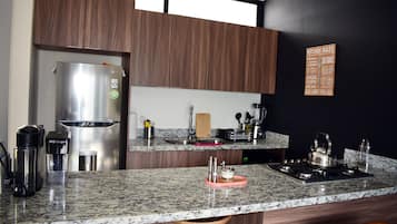 Réfrigérateur, micro-ondes, plaque de cuisson, cafetière/bouilloire