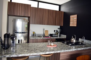 Refrigerador, microondas, parrilla de estufa y cafetera y tetera 