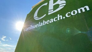 A beach sign with the text "carihuelabeach.com" and a logo. - Apartment Sea View Terrace (Torremolinos)