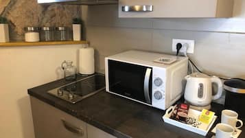 Appartement (One Bedroom Apartment with Terrace) | Cuisine privée | Réfrigérateur