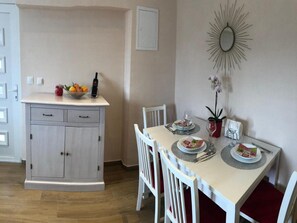 アパートメント (One Bedroom Apartment with Terrace) | 客室内のダイニングエリア