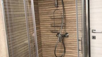 Apartment (One Bedroom Apartment with Terrace) | Bathroom | Shower, towels