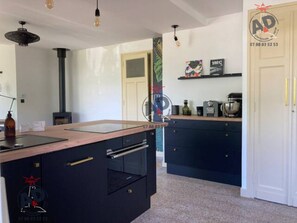 Cafeteira/chaleira, geladeira, micro-ondas, fogão