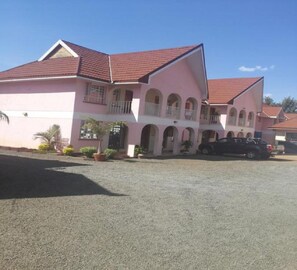 Parking - Queens Garden Hotel (Eldoret)