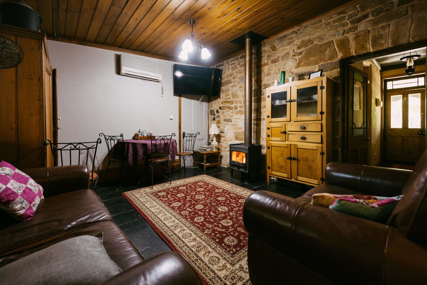 Télévision, cheminée