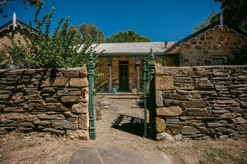 Unwind in Our Cosy 2 BR Spa Cottage with Log Fire. Mintaro Hideaway Carpenter