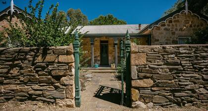 Unwind in Our Cosy 2 BR Spa Cottage with Log Fire. Mintaro Hideaway Carpenter