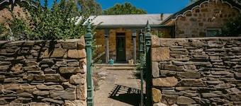 Unwind in Our Cosy 2 BR Spa Cottage with Log Fire. Mintaro Hideaway Carpenter