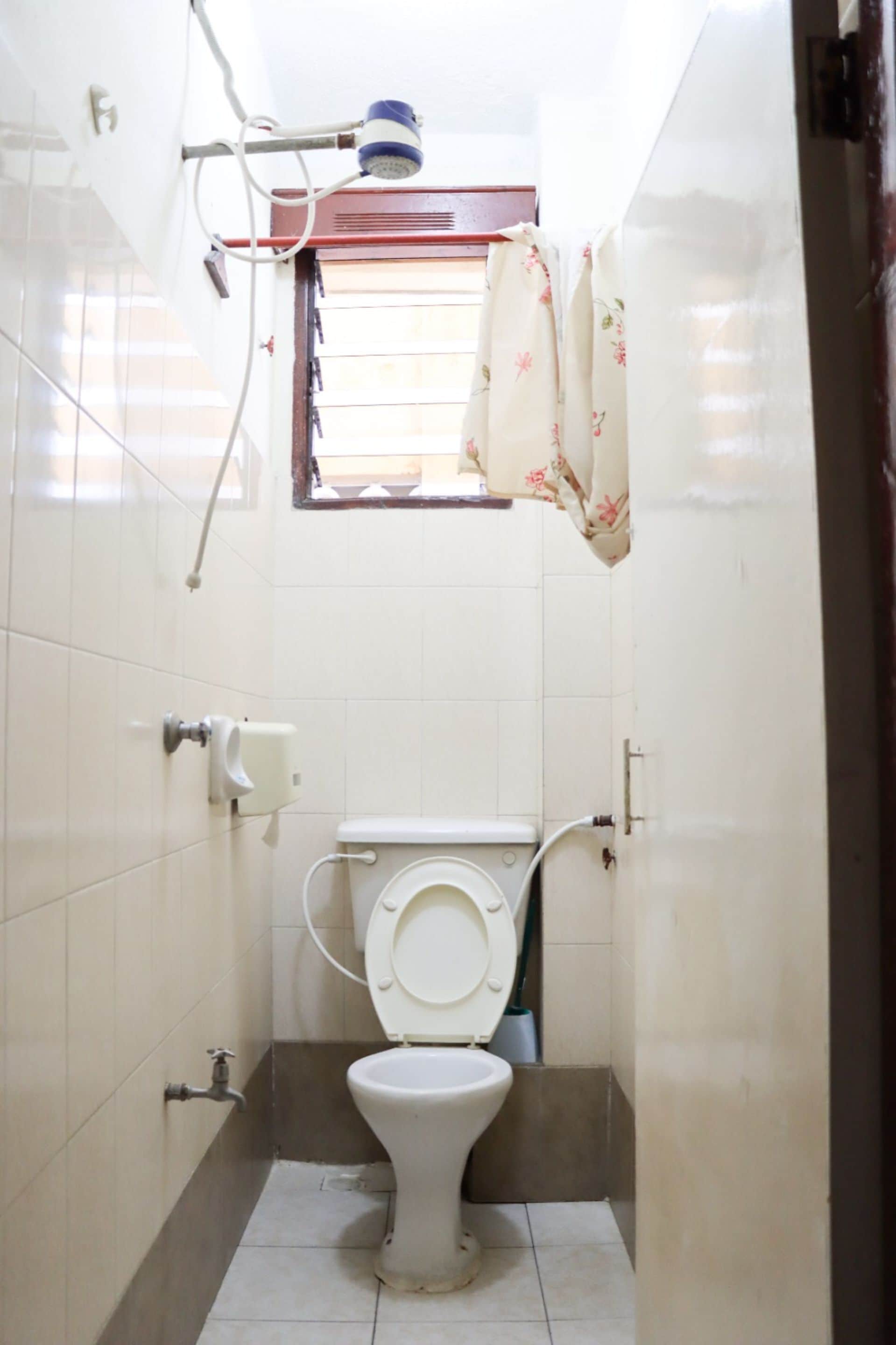 combined shower/bathtub, slippers, towels