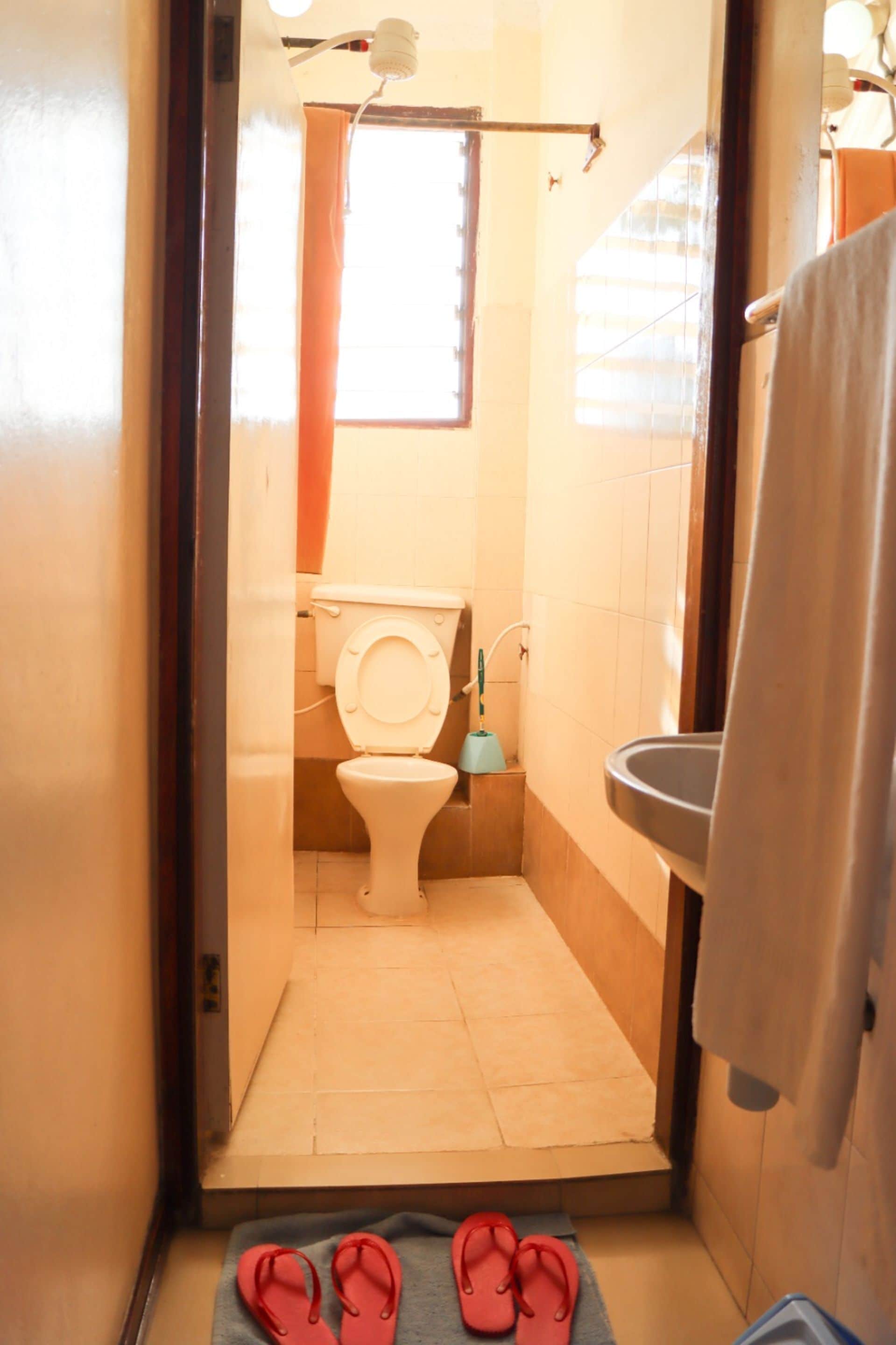 combined shower/bathtub, slippers, towels