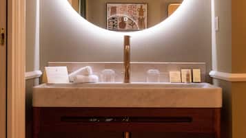 Habitación Deluxe, Terraza | Baño | Amenidades de baño de diseñador, secadora de cabello, batas, pantuflas