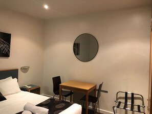 1 室のベッドルーム、アイロン / アイロン台、WiFi (無料)、ベッドシーツ