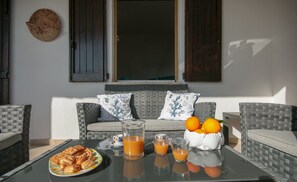 Outdoor dining - Villa "Marisa" Seafront (SARROCH)