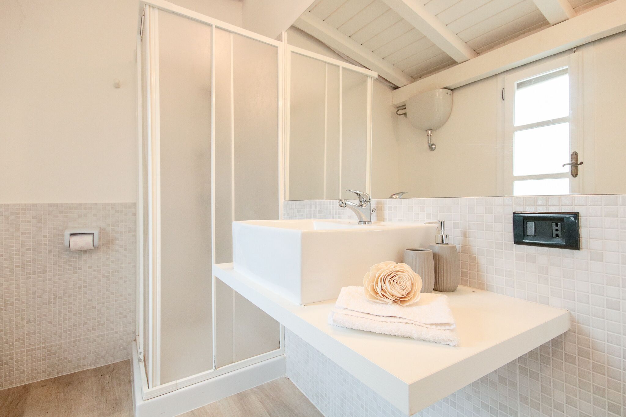 Douche, sèche-cheveux, bidet, serviettes fournies