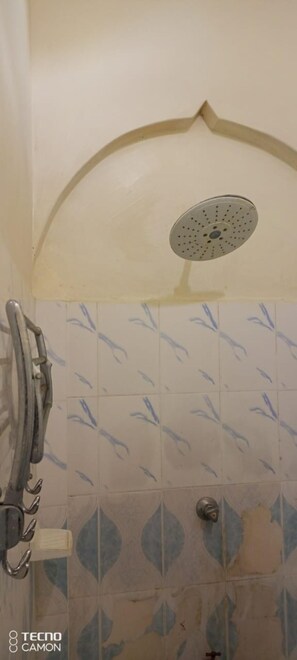 Dusche, Regendusche, Hausschuhe, Handtücher