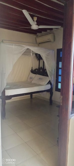 Soundproofing, free WiFi, bed sheets - New Mahrus Hotel & Rooftop Restaurant (Lamu)