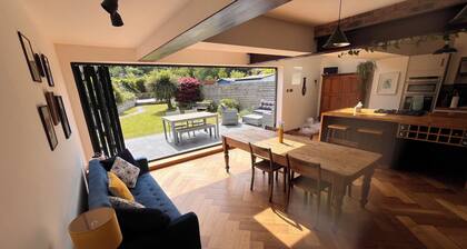 Castle View - Stylish Mumbles Retreat with Parking, WiFi & Pet Friendly