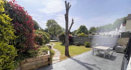 Castle View - Stylish Mumbles Retreat with Parking, WiFi & Pet Friendly