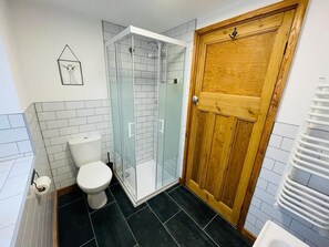 Suihku, hiustenkuivaaja, pyyhkeet, saippua