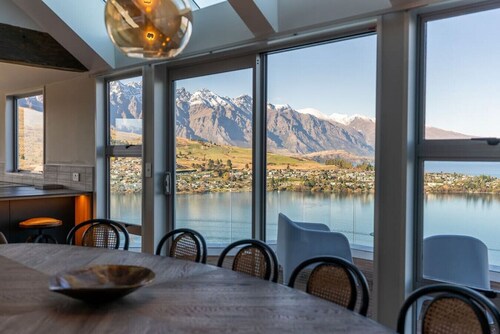 Castle Cliff Lodge | Spa Pool + Sauna | Games Room