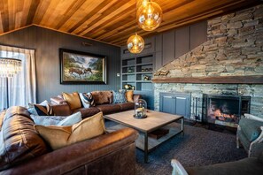 Smart TV, chimenea, libros y estéreo 