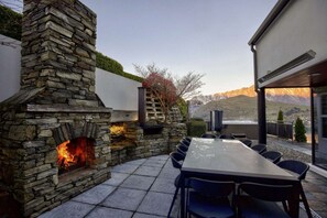 Outdoor dining - Castle Cliff Lodge | Spa Pool + Sauna | Games Room (Queenstown)