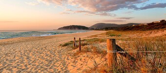 Ocean Breeze on Cooper - Stylish coastal beach house 5min walk to Boomerang Beach