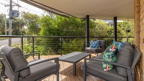 Property grounds - Ocean Breeze on Cooper - Stylish coastal beach house 5min walk to Boomerang Beach (Boomerang Beach)