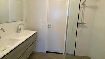 Family Apartment | Bathroom | Shower, hydromassage showerhead, hair dryer, towels