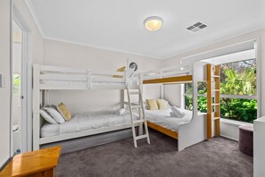 3 habitaciones, tabla de planchar con plancha, internet y ropa de cama 