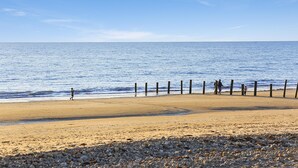 A beach with a pebbly foreground and a wooden fence in the background. - Aldinga Rose - Aldinga Beach - C21 SouthCoast Holidays (Aldinga Beach)