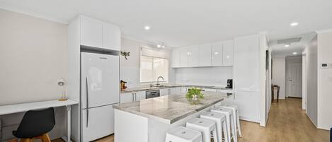 Een koelkast, een microgolfoven, een oven, een kookplaat