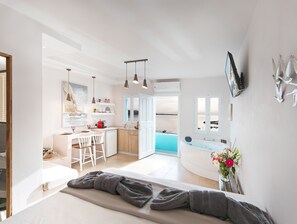 Studiosuite – comfort, 1 queensize-seng, spabadekar, sjøutsikt | Oppholdsområde | TV, Netflix og strømmetjenester