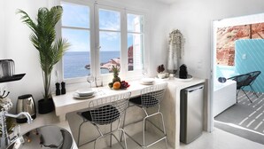 Studio Suite Exclusive, 1 giường cỡ queen, bồn tắm nước nóng, quang cảnh biển | Khu phòng khách