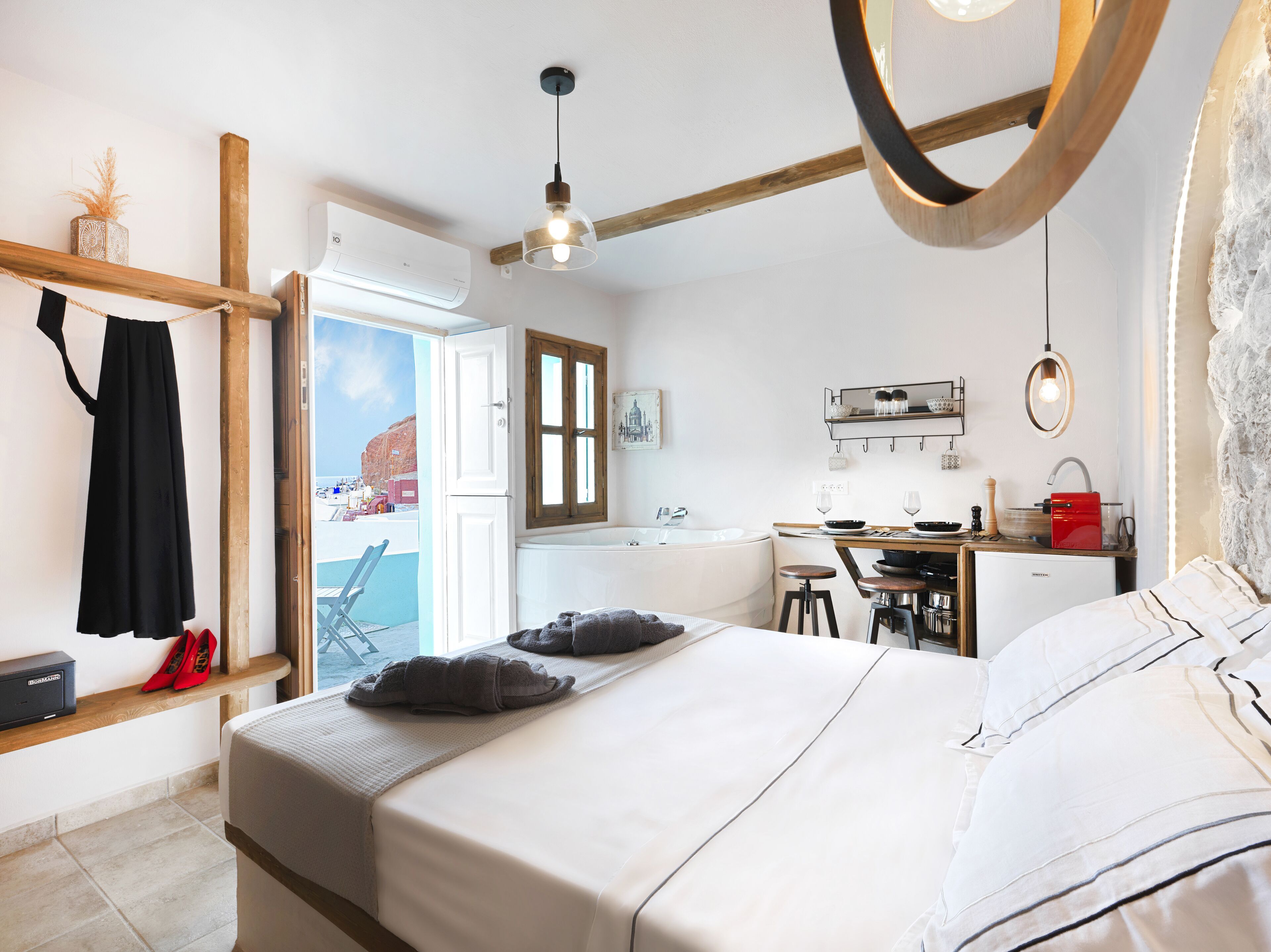 Comfort Studio Suite, 1 Queen Bed, Hot Tub, Sea View | Hypo-allergenic bedding, in-room safe, individually decorated