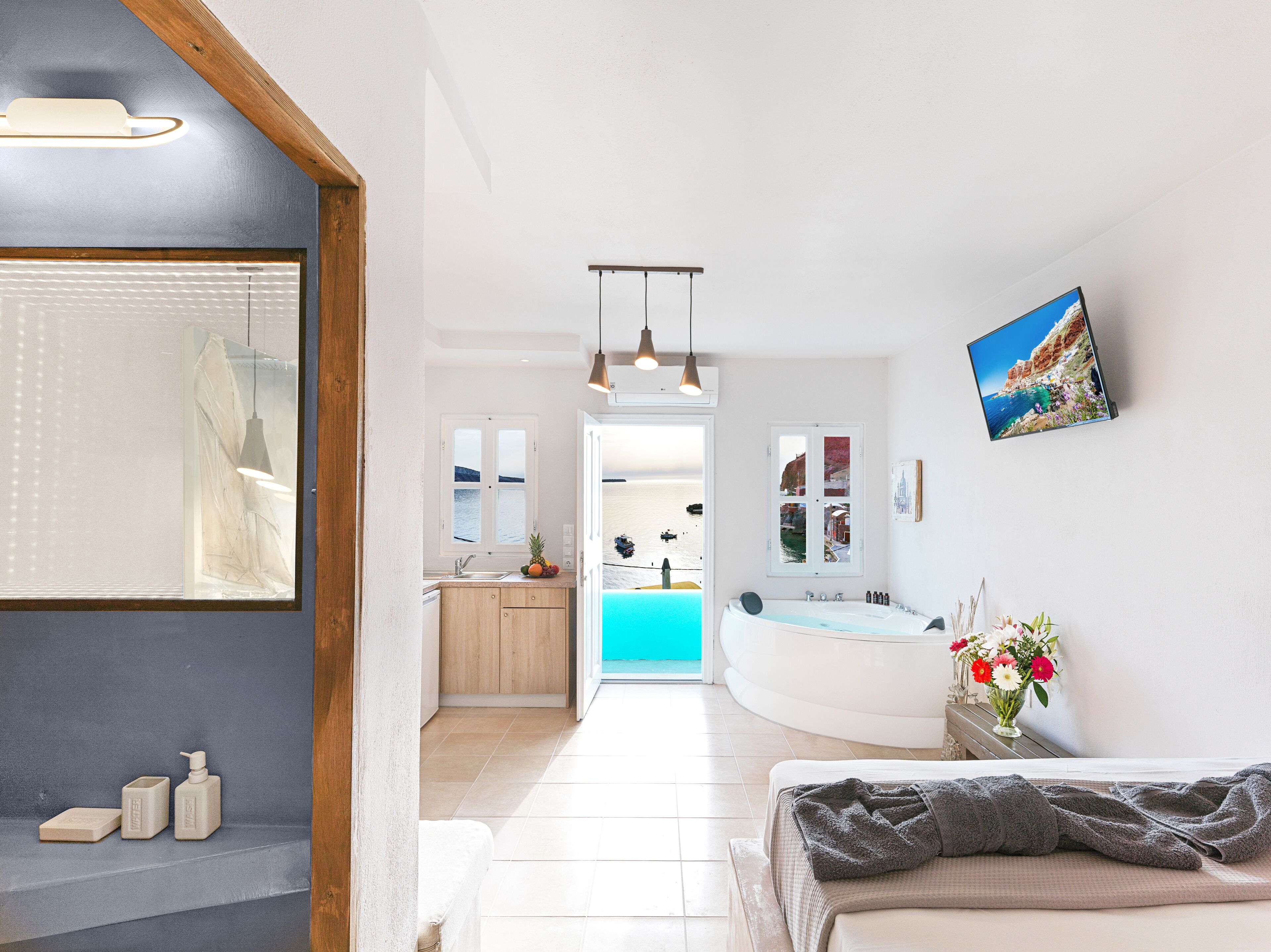 Comfort Studio Suite, 1 Queen Bed, Hot Tub, Sea View | Living area