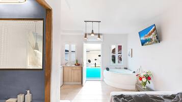 Comfort Studio Suite, 1 Queen Bed, Hot Tub, Sea View | Living area