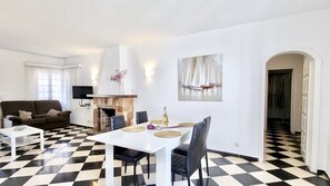 Dining - villa lawrence (Cala Blanca)