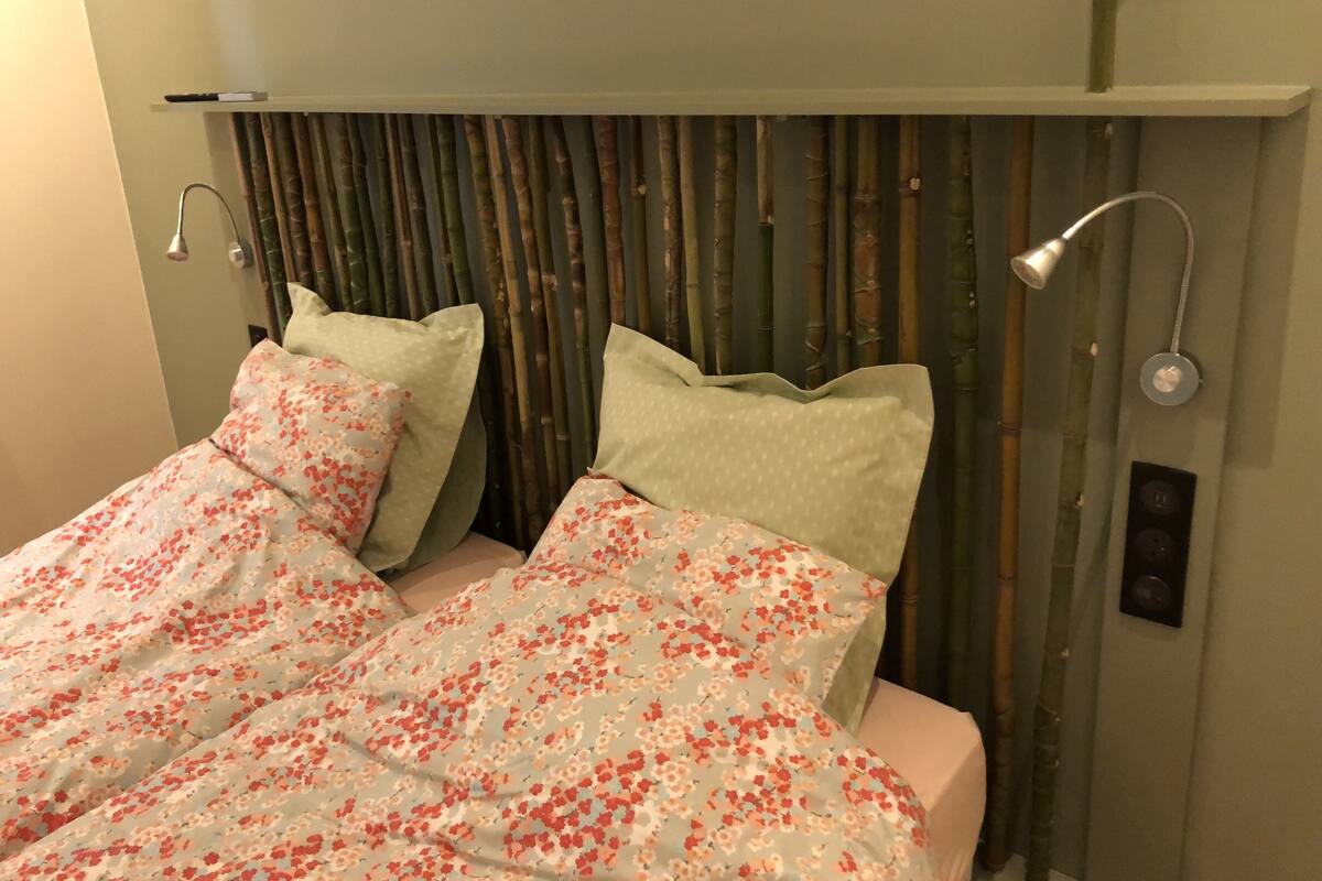 Kamar Double atau Twin Klasik | Seprai premium, tirai kedap cahaya, dan setrika/meja setrika
