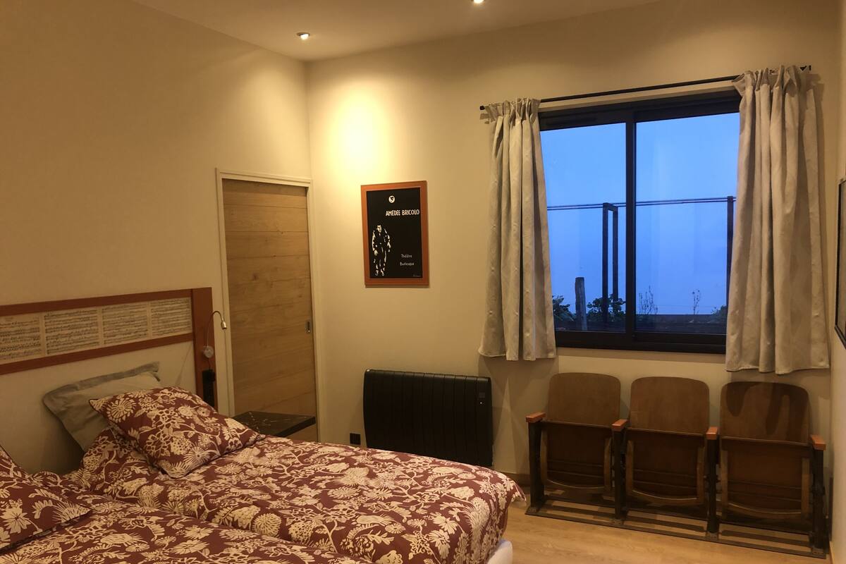Kamar Double atau Twin Superior | Seprai premium, tirai kedap cahaya, dan setrika/meja setrika