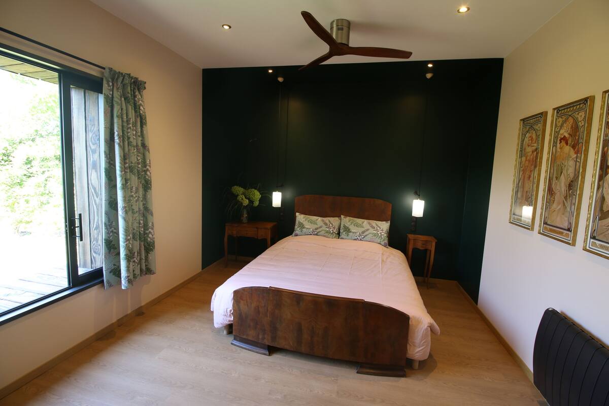 Kamar Double Superior | Seprai premium, tirai kedap cahaya, dan setrika/meja setrika