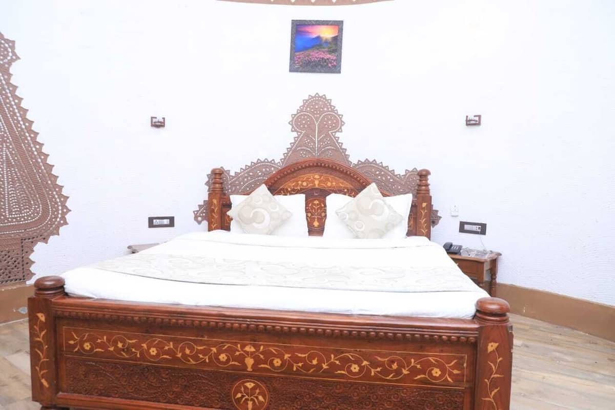 Standard-Doppelzimmer, 1 Queen-Bett | Zimmersafe, Schreibtisch, laptopgeeigneter Arbeitsplatz